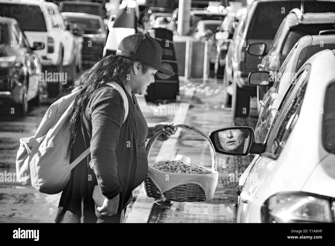 I produttori vendono i vari tipi di cibo, arte popolare e knock off presso il San Ysidro border crossing, attraversando negli Stati Uniti dal Messico. Foto Stock