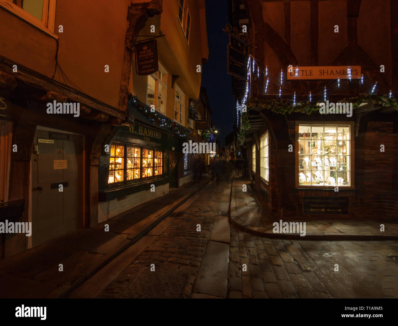 Il Caos è una vecchia strada di York, Inghilterra, con sovrastanti edifici con travi in legno, alcune risalgono al XIV secolo e hol Foto Stock