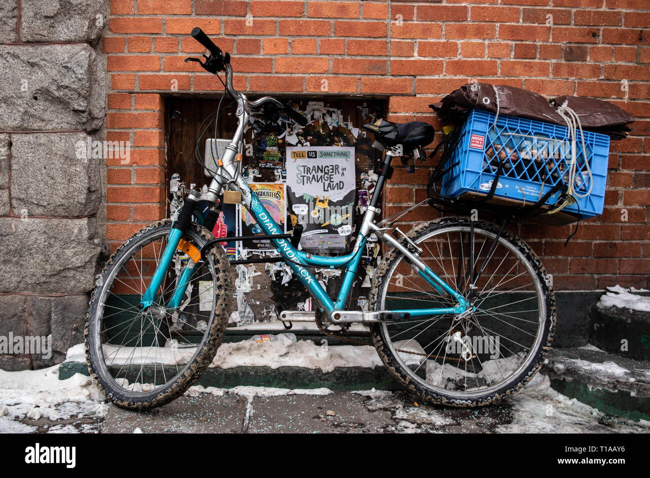 Una bicicletta è bloccato al di fuori di un bar di Missoula MT. Foto Stock