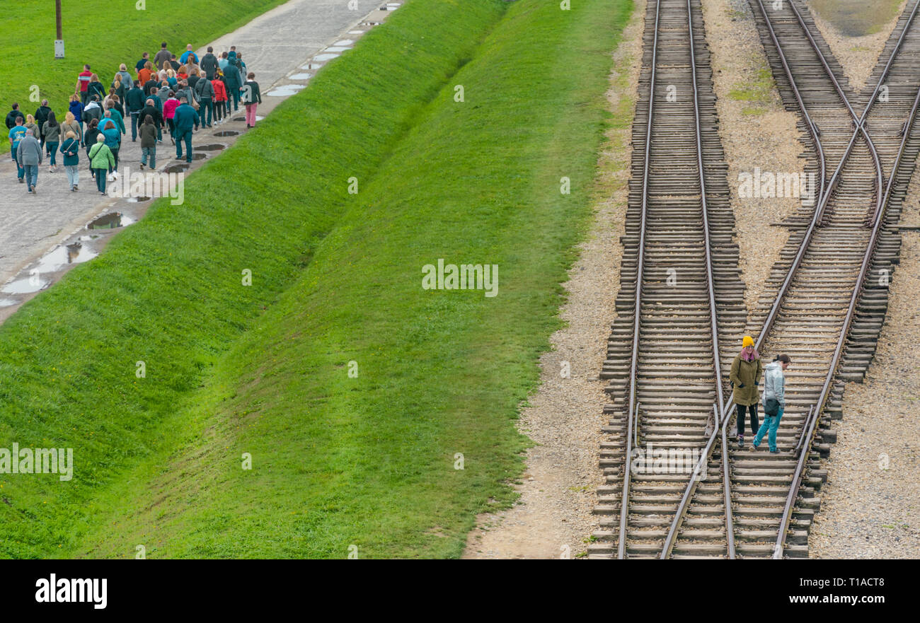 Oswiencim, Polonia - 21 Settembre 2019: gruppi di turisti a piedi lungo la linea ferroviaria in cui i carri sono arrivati con i detenuti di Birkenau. Foto Stock
