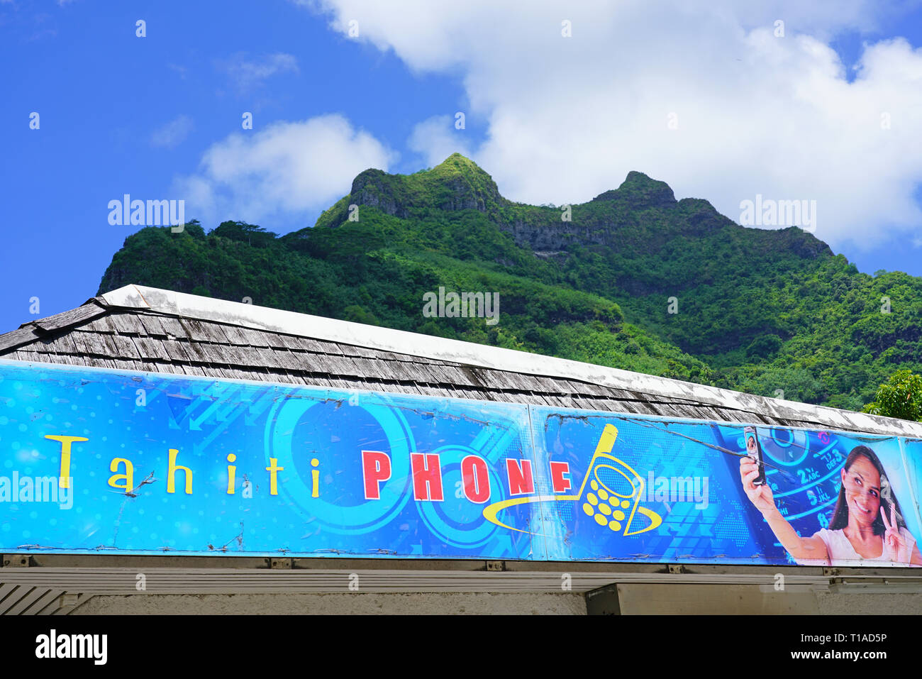 VAITAPE, BORA BORA -4 DEC 2018- Street View di Vaitape, la cittadina principale di Bora Bora, Polinesia francese, ai piedi del Monte Otemanu. Foto Stock