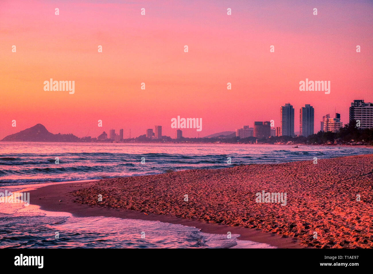 Questa grande mostra fotografica Il sunrise di Hua Hin in Thailandia la mattina presto a sunrise. È possibile vedere la città di Hua Hin in background molto bene Foto Stock