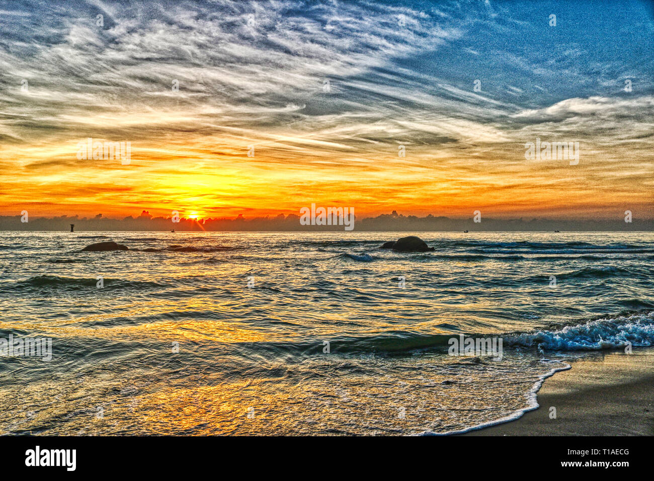 Questa grande mostra fotografica Il sunrise di Hua Hin in Thailandia la mattina presto a sunrise. Si può vedere molto bene la costa del golfo di Thailandia Foto Stock