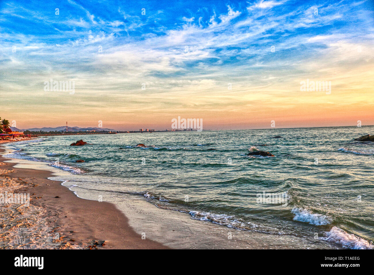 Questo grande foto mostra la spiaggia di Hua Hin in Thailandia la mattina presto a sunrise. Si può vedere molto bene la costa del golfo di Thailandia Foto Stock