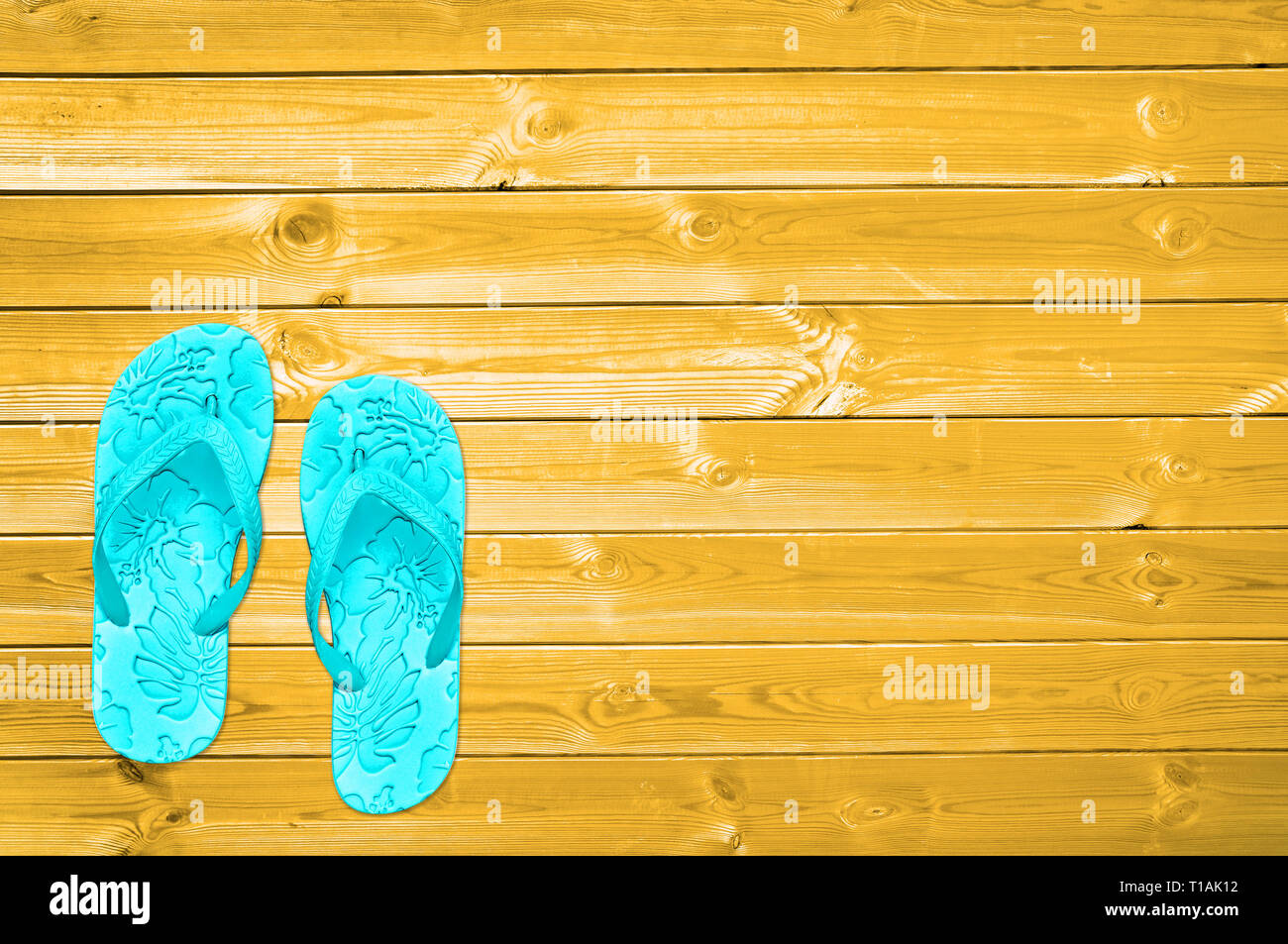 Blue flip flop su giallo plance, concetto di estate sfondo con spazio di copia Foto Stock
