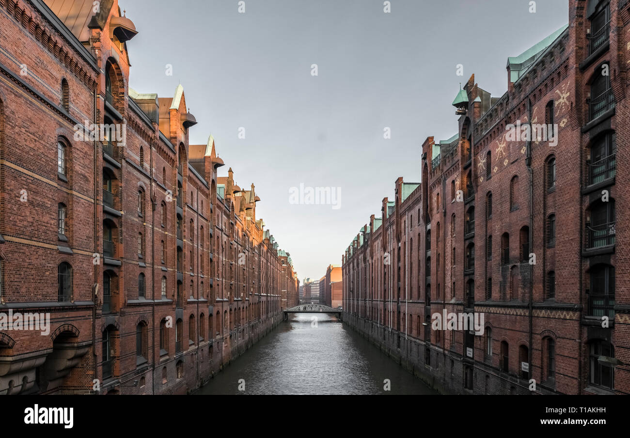 Speicherstadt, Warehouse District di Amburgo con le acque del canale. Punto di fuga. Foto Stock