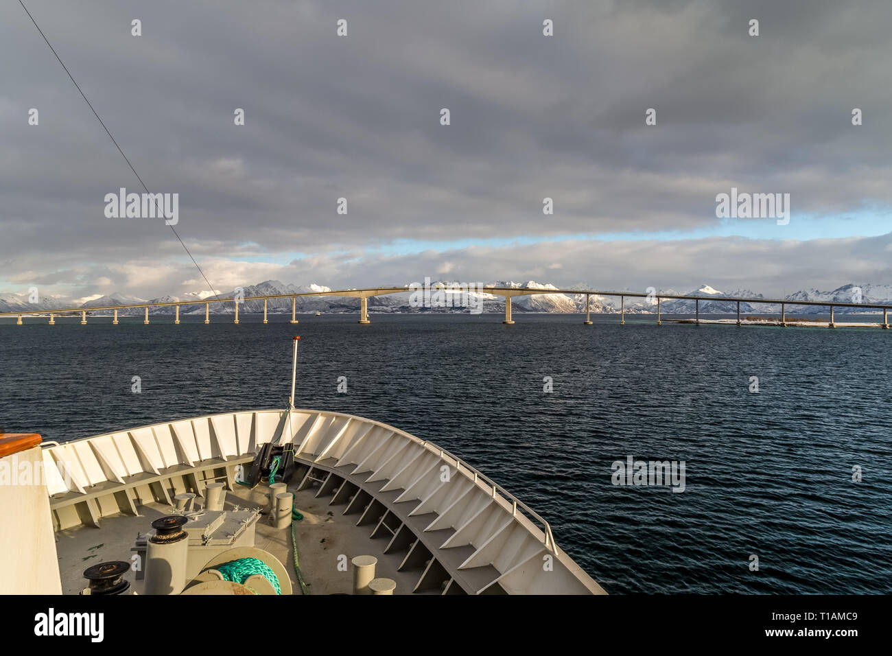 Fotografia scattata a bordo di un norvegese Hurtigruten brocca Nave, voce sotto uno dei tanti ponti stradali che collegano fiordi e isole in Norvegia. Foto Stock