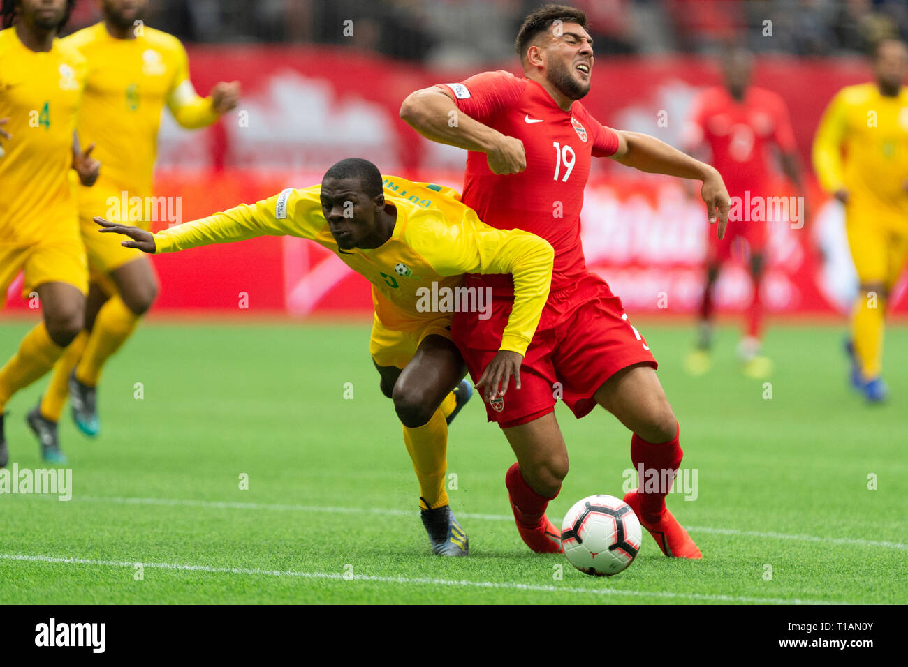 Vancouver, Canada. 24 marzo, 2019. Dylan Adam (giallo) di Guiana Francese di collidere con Lucas Cavallini del Canada Concacaf unite qualificazione League Soccer torneo, Canada vince 4-1 oltre la Guiana francese. BC Place Stadium. © Gerry Rousseau/Alamy Live News Foto Stock