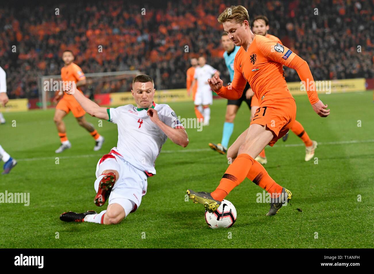 Calcio: UEFA EURO 2020 gruppo Qualificatore C - 2018/2019 - Netherlands-Belarus stadium De Kuip su Marzo 21, 2019 a Rotterdam, Paesi Bassi. Frenkie de Jong (Ajax) (R) vs Igor Shitov (Bielorussia) Credit: Chamid Soenar/SCS/AFLO/Alamy Live News Foto Stock