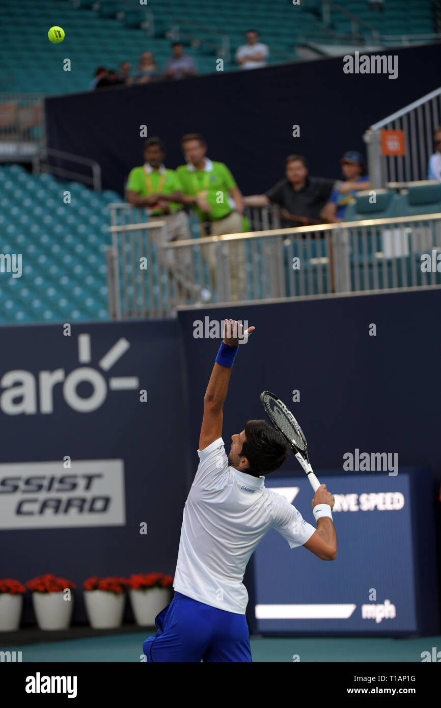Giardini di Miami, Florida. Il 24 marzo 2019. Novak Djokovic di Serbia sconfigge Federico Delbonis di Argentina il giorno 7 del Miami Open presentato da Itau all'Hard Rock Stadium il 24 marzo 2019 nei giardini di Miami, Florida Persone: Novak Djokovic Foto Stock