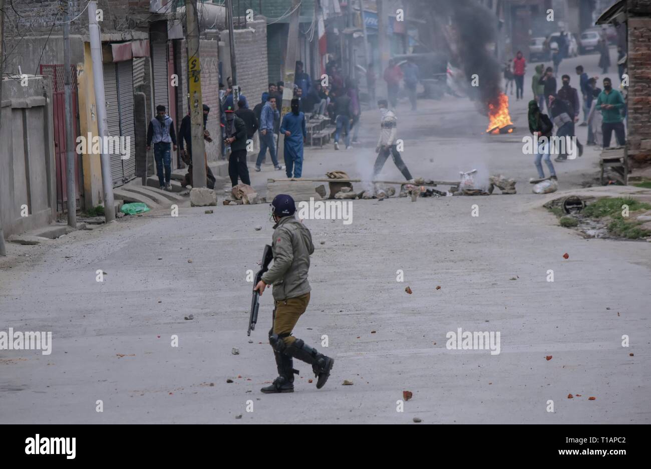 Manifestanti hanno visto scontri con le forze di governo durante lo spegnimento. Un completo arresto del sistema è stata osservata in Srinagar per protestare contro il Centro per la decisione di vietare il Jammu e Kashmir Liberation Front (JKLF) guidato da Muhammad Yasin Malik sotto "attività illecite". Pietra-della concia di incidenti che sono stati riportati anche da alcune parti della valle del Kashmir. Foto Stock