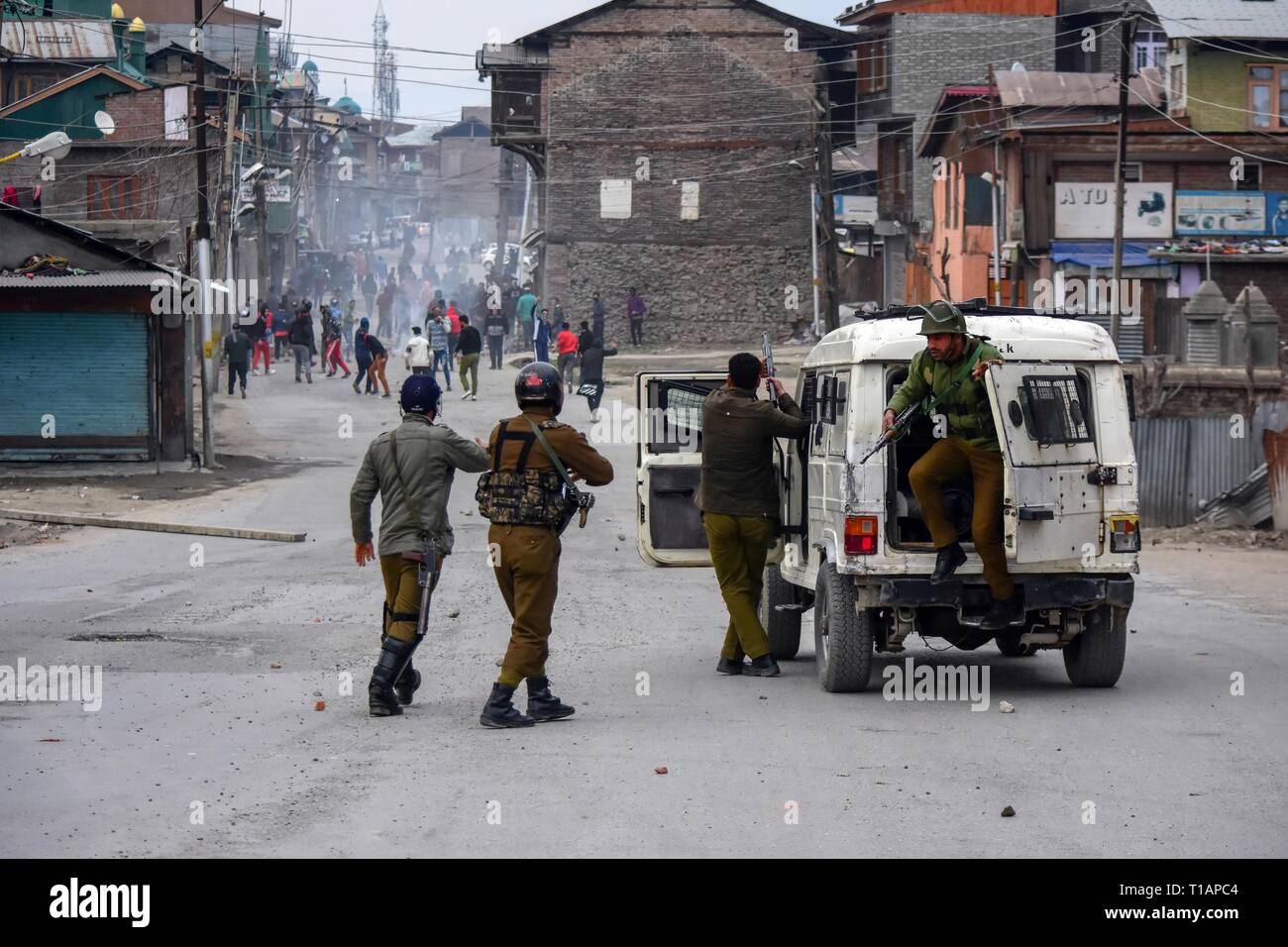 Manifestanti hanno visto scontri con le forze di governo durante lo spegnimento. Un completo arresto del sistema è stata osservata in Srinagar per protestare contro il Centro per la decisione di vietare il Jammu e Kashmir Liberation Front (JKLF) guidato da Muhammad Yasin Malik sotto "attività illecite". Pietra-della concia di incidenti che sono stati riportati anche da alcune parti della valle del Kashmir. Foto Stock