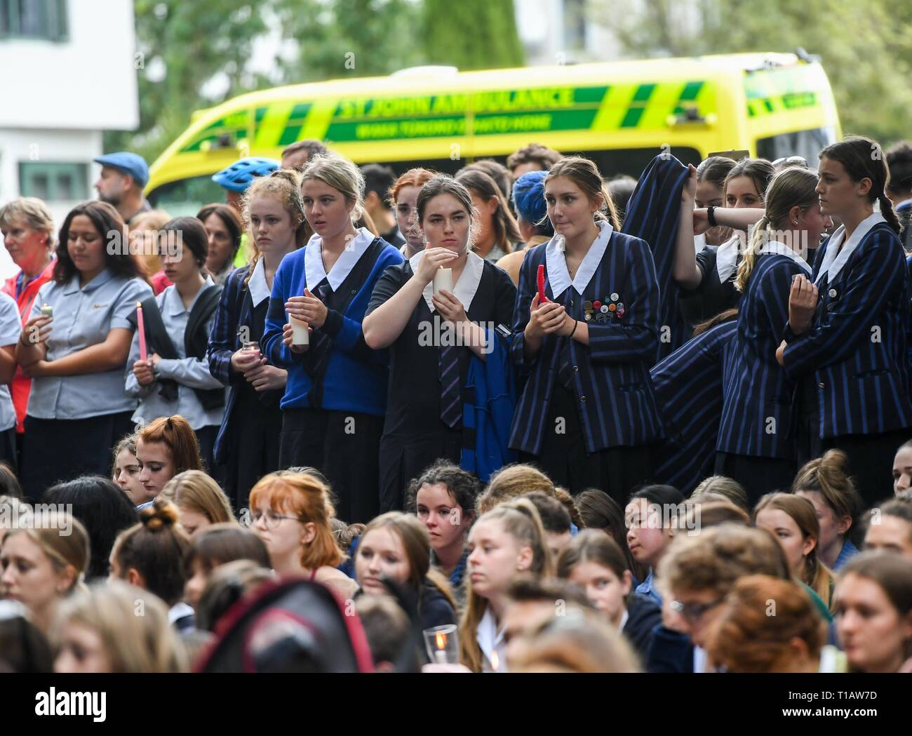 (190325) -- Pechino, 25 marzo 2019 (Xinhua) -- Gli studenti sono visti in lutto per le vittime nel corso di una cerimonia di lutto in prossimità del sito di attacco a Christchurch, Nuova Zelanda, Marzo 18, 2019. (Xinhua/Guo Lei) Foto Stock