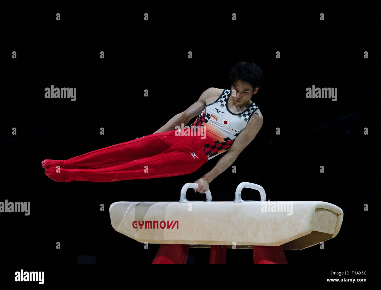 Kazuma Kaya (Giappone) in azione durante Gymnastics World Cup 2019 a Genting Arena Birmingham. Foto Stock