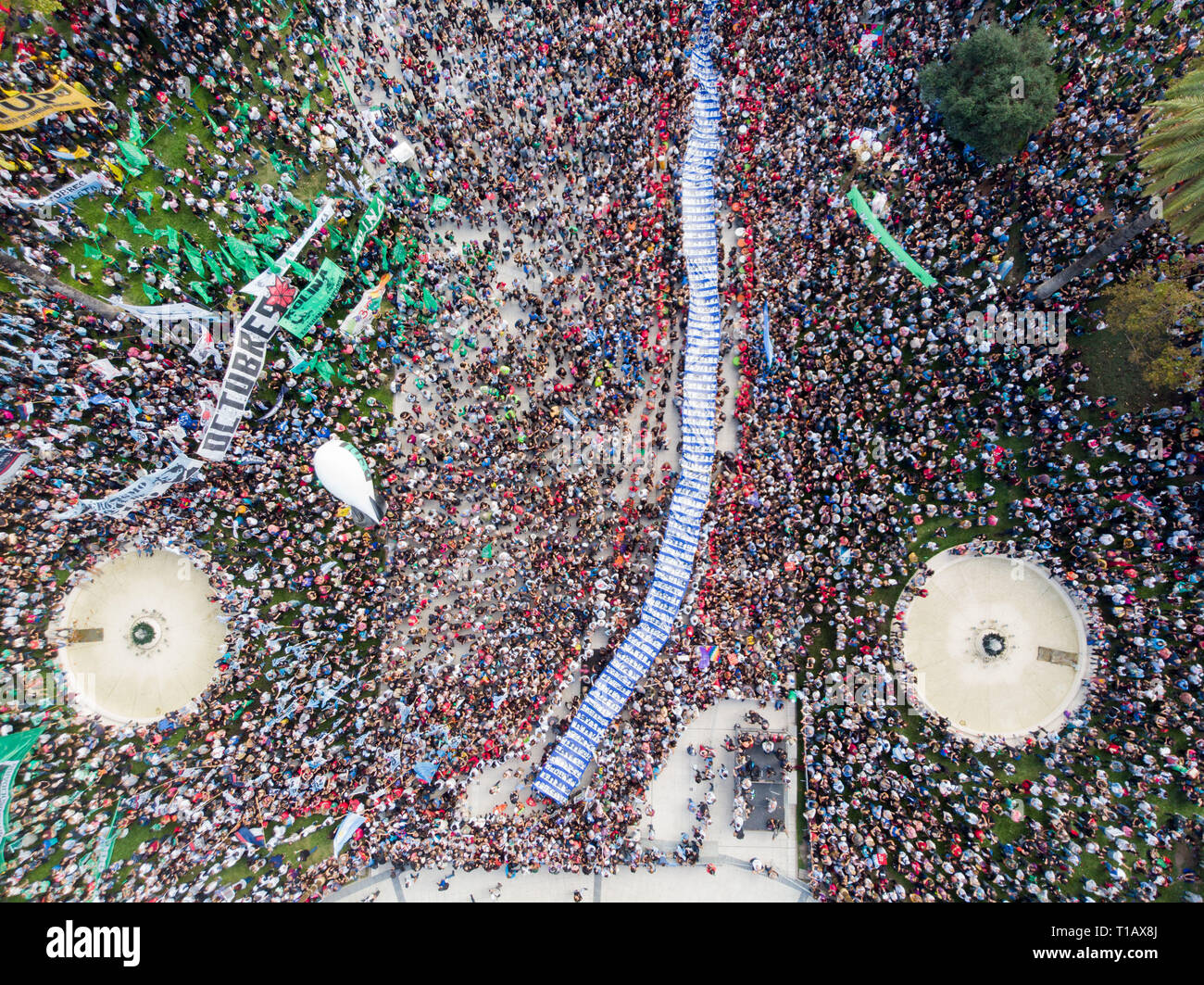 Buenos Aires, Argentina. 24 Mar, 2019. Ave de Mayo de Mayo si marzo sul palco come essi portano un banner con le foto delle persone scomparse durante l'ultimo Argentina dittatura militare a Buenos Aires, Argentina, domenica 24 marzo, 2019. Marzo 24? Il "Giorno del Ricordo" igentientina per la commemorazione del begng dell'ultima dittatura in 1976, 43 yearyears fa. Credito: Mario De Fina/FotoArena/Alamy Live News Foto Stock