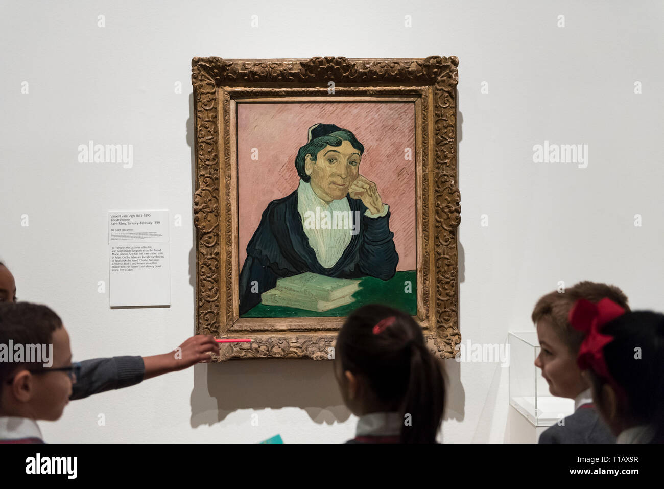 Londra, Regno Unito. Il 25 marzo 2019. Gli alunni di Millbank Accademia primario visualizza "L'Arlésienne', 1890 di Vincent Van Gogh. Anteprima di 'L'EY: Van Gogh e Gran Bretagna' mostra alla Tate Britain, la prima esposizione di guardare il Vincent Van Gogh opera attraverso il suo rapporto con la Gran Bretagna e il modo in cui egli ha ispirato artisti britannici. Oltre 50 delle sue opere sono sul display 27 Marzo al 11 agosto 2019. Credito: Stephen Chung / Alamy Live News Foto Stock