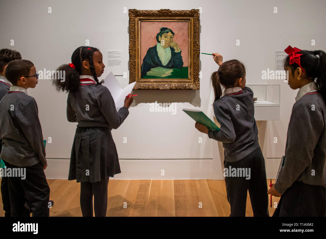 Londra, Regno Unito. 25 marzo, 2019. I bambini della scuola studiano l'Arlesienne di Vincent Van Gogh - La EY Mostra: Van Gogh e la Gran Bretagna. Questa è la prima mostra di prendere un nuovo look all'artista attraverso il suo rapporto con la Gran Bretagna. Essa spiega come il Van Gogh è stato ispirato da British arte, letteratura e e come egli a sua volta ha ispirato artisti inglesi, da Walter Sickert di Francis Bacon. Credito: Guy Bell/Alamy Live News Foto Stock