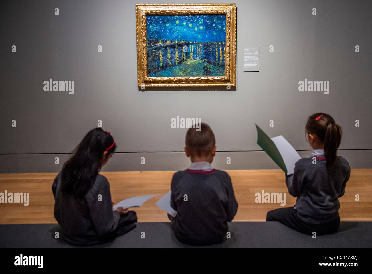 Londra, Regno Unito. 25 marzo, 2019. Notte stellata, 1888 da Vincent Van Gogh - La EY Mostra: Van Gogh e la Gran Bretagna. Questa è la prima mostra di prendere un nuovo look all'artista attraverso il suo rapporto con la Gran Bretagna. Essa spiega come il Van Gogh è stato ispirato da British arte, letteratura e e come egli a sua volta ha ispirato artisti inglesi, da Walter Sickert di Francis Bacon. Credito: Guy Bell/Alamy Live News Foto Stock