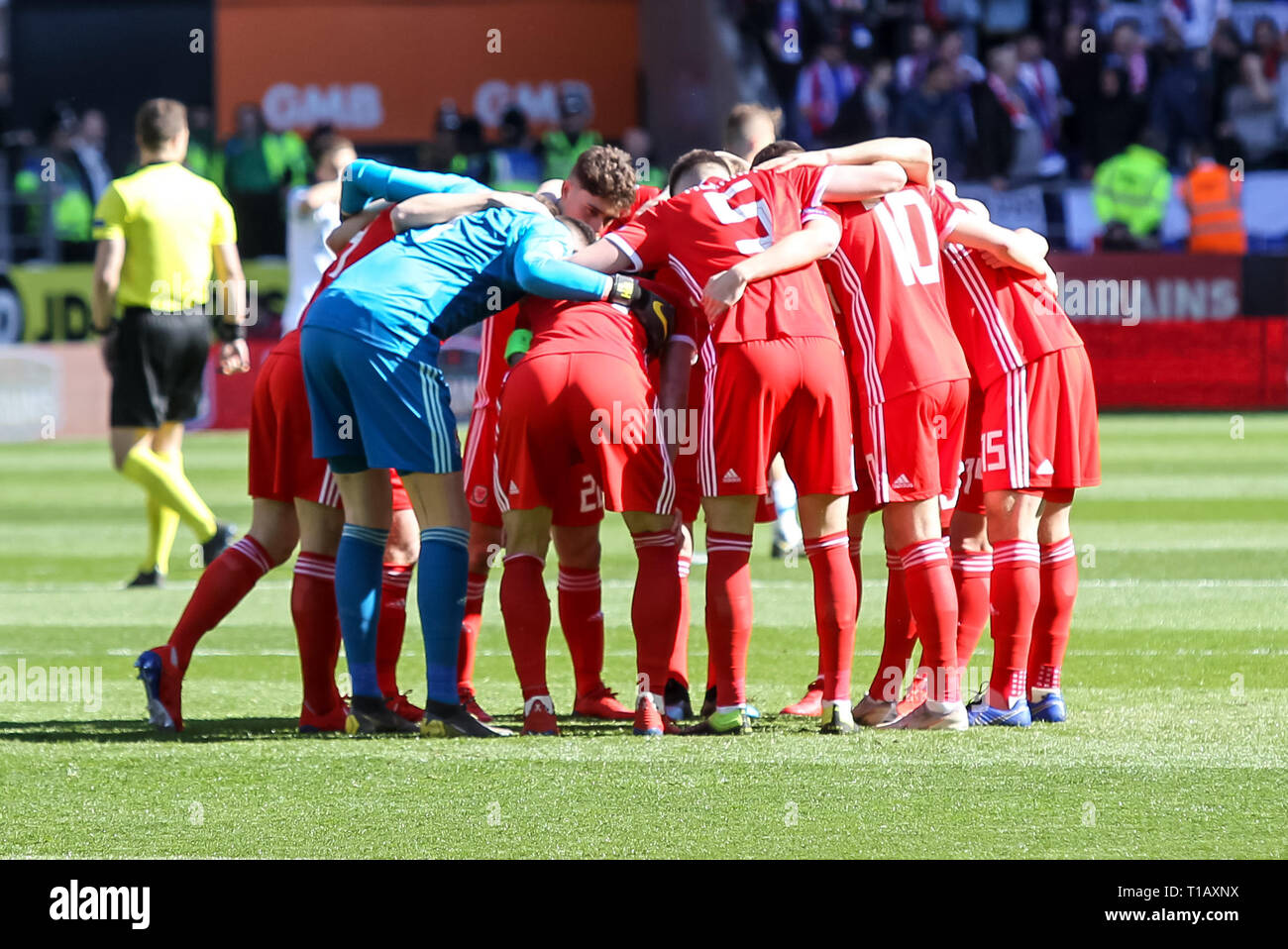 Cardiff, Regno Unito. 24 Mar, 2019. Il team del Galles hanno un team di parlare prima della partita durante il 2020 UEFA Euro il qualificatore di gruppo e match tra Galles e Slovacchia al Cardiff City Stadium di Cardiff, Galles il 24 marzo 2019. Foto di Ken scintille. Solo uso editoriale, è richiesta una licenza per uso commerciale. Nessun uso in scommesse, giochi o un singolo giocatore/club/league pubblicazioni. Credit: UK Sports Pics Ltd/Alamy Live News Foto Stock