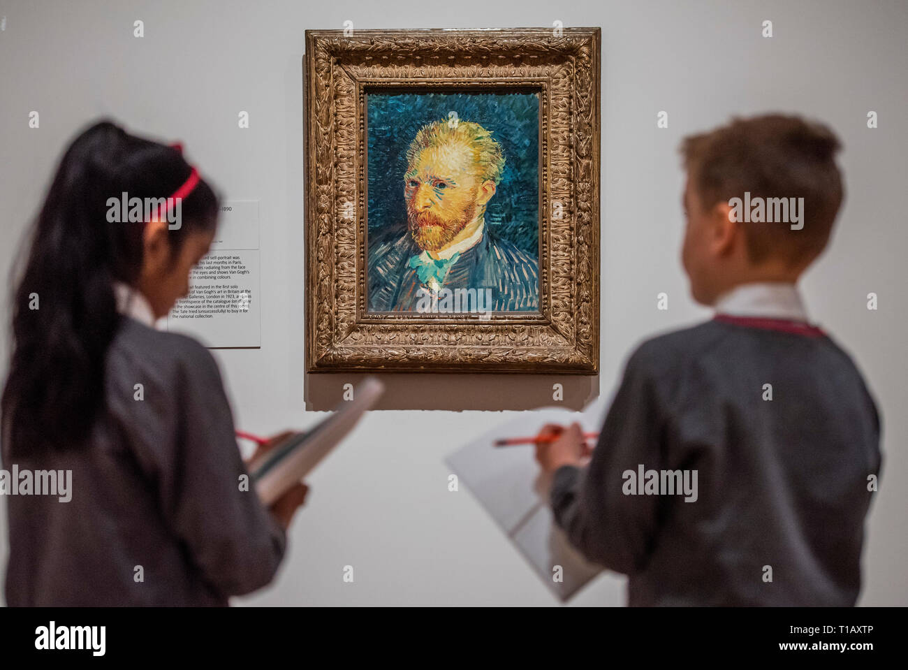 Londra, Regno Unito. 25 marzo, 2019. I bambini lo schizzo Autoritratto, 1887, di Vincent Van Gogh - La EY Mostra: Van Gogh e la Gran Bretagna. Questa è la prima mostra di prendere un nuovo look all'artista attraverso il suo rapporto con la Gran Bretagna. Essa spiega come il Van Gogh è stato ispirato da British arte, letteratura e e come egli a sua volta ha ispirato artisti inglesi, da Walter Sickert di Francis Bacon. Credito: Guy Bell/Alamy Live News Foto Stock