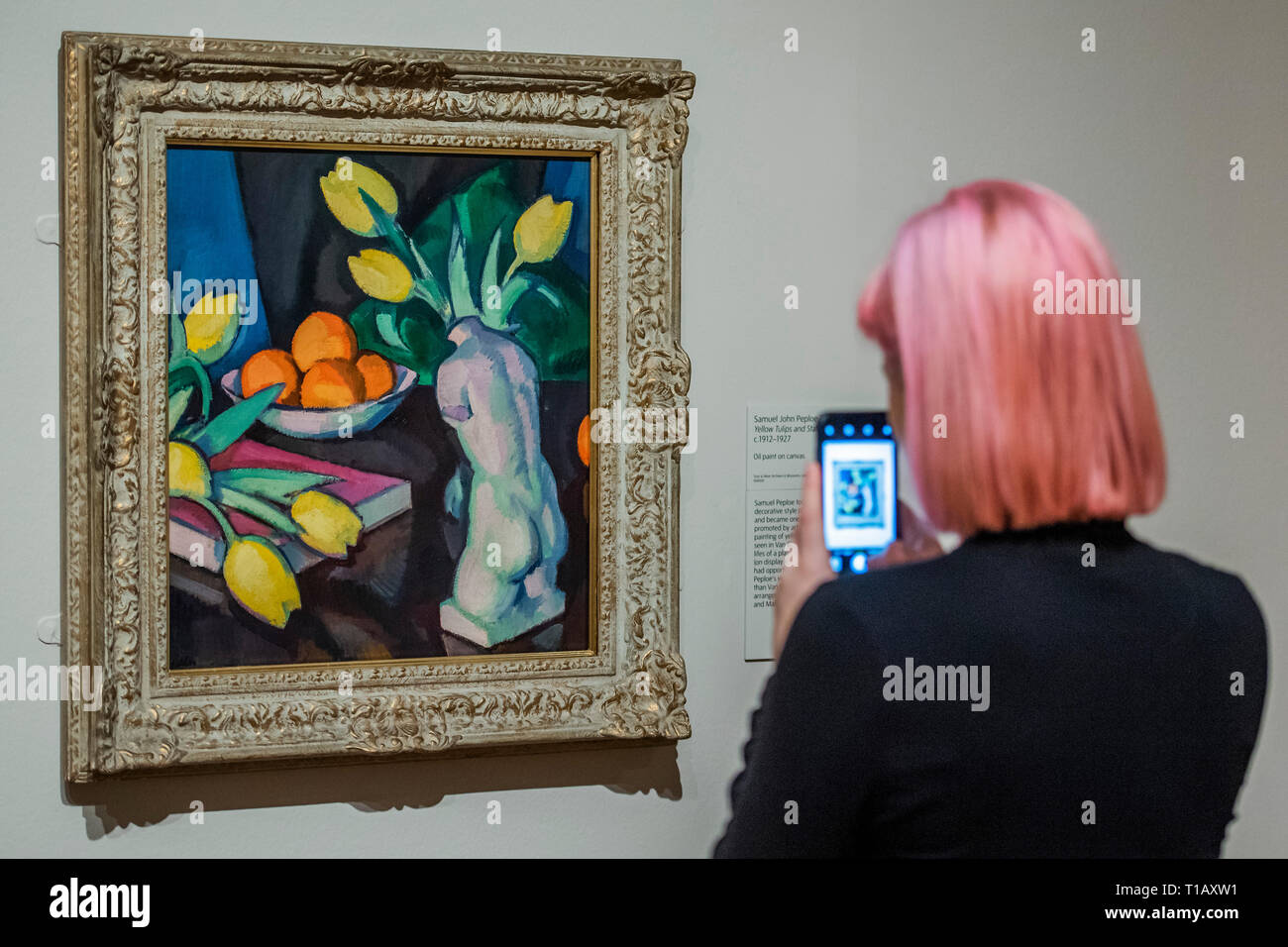 Londra, Regno Unito. 25 marzo, 2019. Tulipani gialli e la Statuetta di Samuel Peploe - EY Mostra: Van Gogh e la Gran Bretagna. Questa è la prima mostra di prendere un nuovo look all'artista attraverso il suo rapporto con la Gran Bretagna. Essa spiega come il Van Gogh è stato ispirato da British arte, letteratura e e come egli a sua volta ha ispirato artisti inglesi, da Walter Sickert di Francis Bacon. Credito: Guy Bell/Alamy Live News Foto Stock