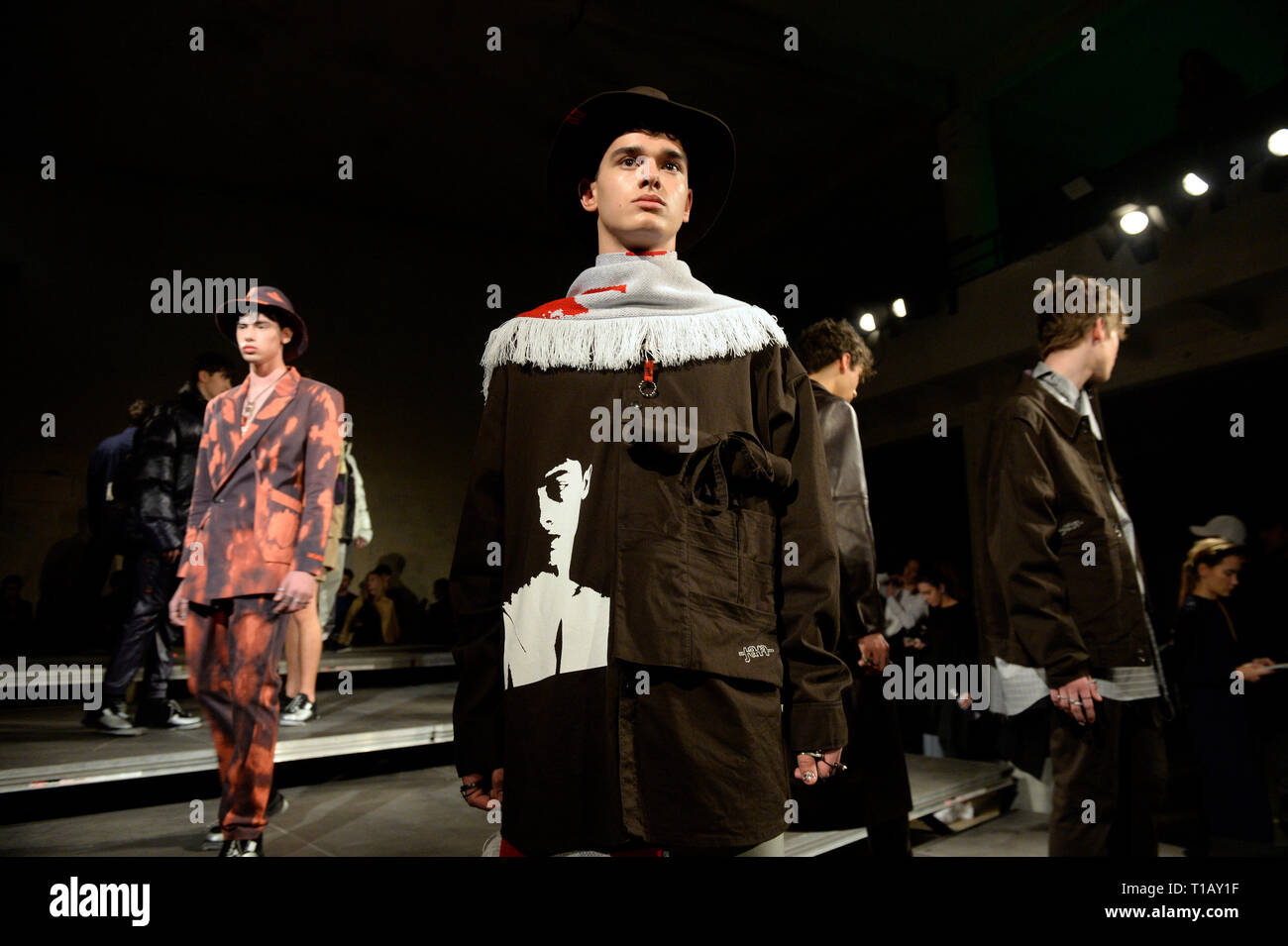 Praga, Repubblica Ceca. 23 Mar, 2019. Progettista Jan Cerny presenta collezione durante Mercedes-Benz Praga Fashion Week di Praga Repubblica Ceca, Marzo 23, 2019. Credito: Katerina Sulova/CTK foto/Alamy Live News Foto Stock