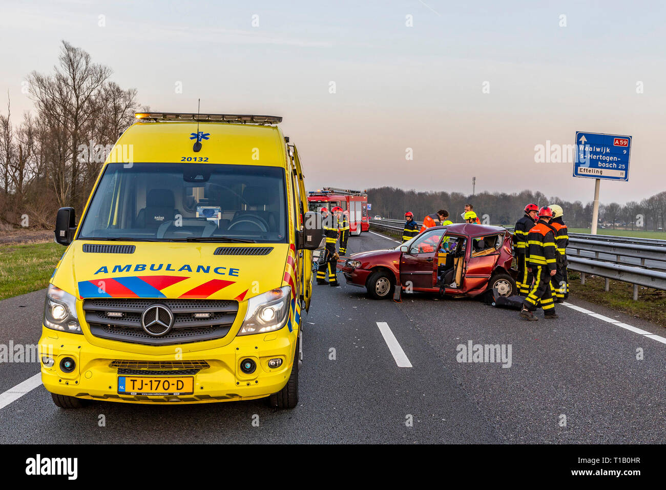WASPIK, Paesi Bassi, 22-03-2019, binnenlands nieuws, A59, , De un59 tussen Waalwijk en knooppunt Hooipolder zijn vrijdagavond twee ongelukken gebeurd. Daarbij zijn in totaal vier gewonden gevallen. Een auto en een busje botsten tegen elkaar waarbij drie personen in de auto gewond raakten. In de tegenovergestelde richting gebeurde een ongeval in de kijkersfile waarbij nog een gewonde viel, volgens de politie. Foto Stock