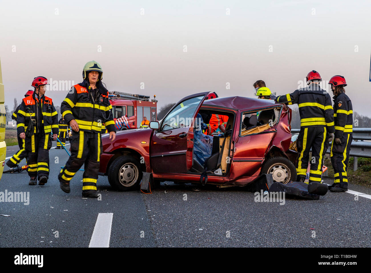 WASPIK, Paesi Bassi, 22-03-2019, binnenlands nieuws, A59, , De un59 tussen Waalwijk en knooppunt Hooipolder zijn vrijdagavond twee ongelukken gebeurd. Daarbij zijn in totaal vier gewonden gevallen. Een auto en een busje botsten tegen elkaar waarbij drie personen in de auto gewond raakten. In de tegenovergestelde richting gebeurde een ongeval in de kijkersfile waarbij nog een gewonde viel, volgens de politie. Foto Stock