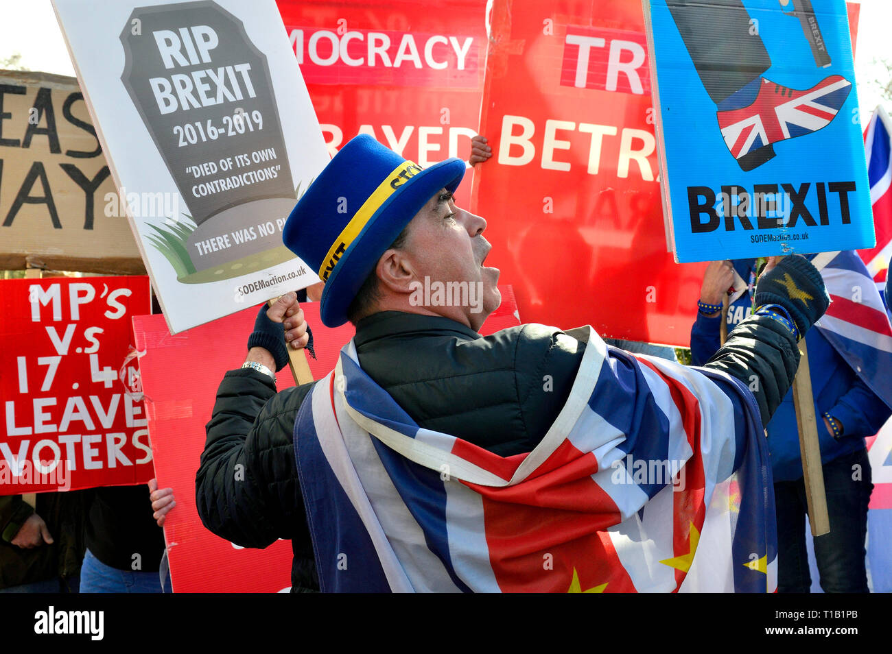 Londra, Regno Unito. 25 mar 2019. Pro- e anti-Brexit dimostranti protestano al di fuori del Parlamento e i parlamentari vengono a scuola verde a essere intervistati come la House of Commons dibattiti Brexit. Steve Bray di SODEM (anti-Brexit) volti pro- manifestanti Credito: PjrFoto/Alamy Live News Foto Stock