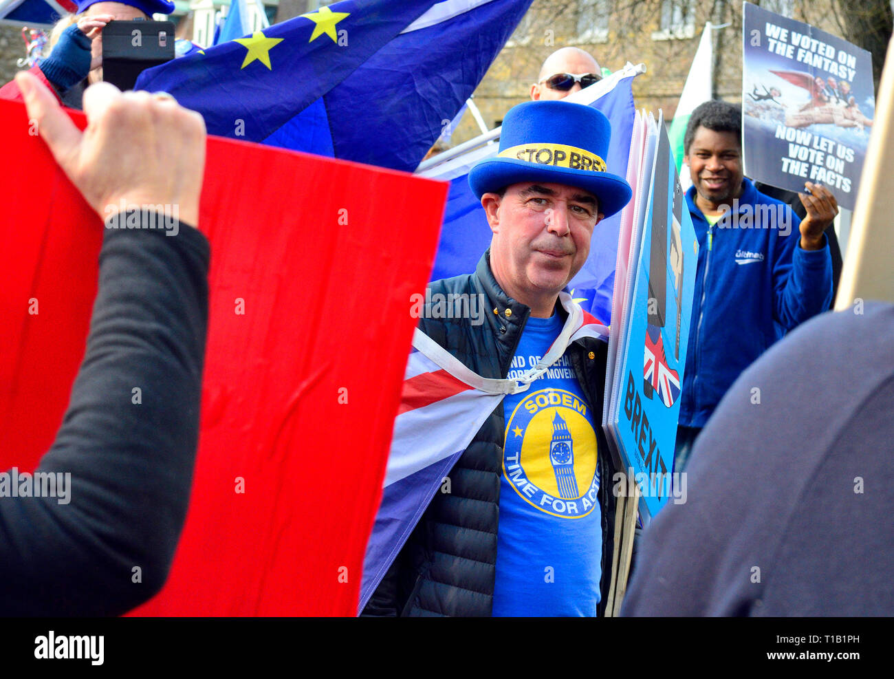 Londra, Regno Unito. 25 mar 2019. Pro- e anti-Brexit dimostranti protestano al di fuori del Parlamento e i parlamentari vengono a scuola verde a essere intervistati come la House of Commons dibattiti Brexit. Steve Bray di SODEM (anti-Brexit) volti pro- manifestanti Credito: PjrFoto/Alamy Live News Foto Stock