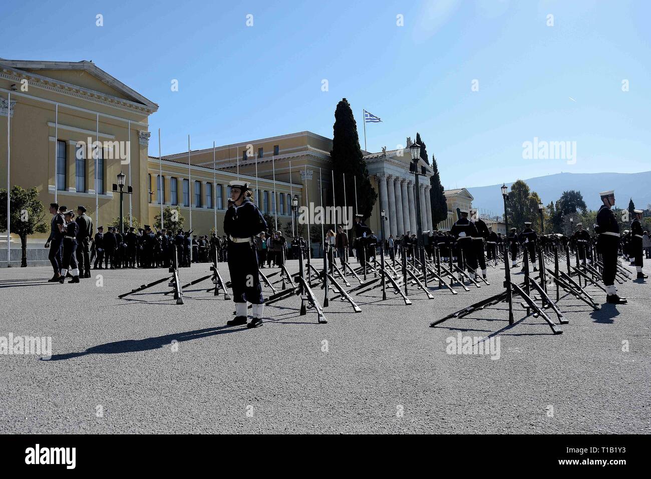 Atene, Grecia. 25 Mar, 2019. I marinai della marina greca sono visto la preparazione per la parata militare di Atene. Credito: Giorgos Zachos SOPA/images/ZUMA filo/Alamy Live News Foto Stock