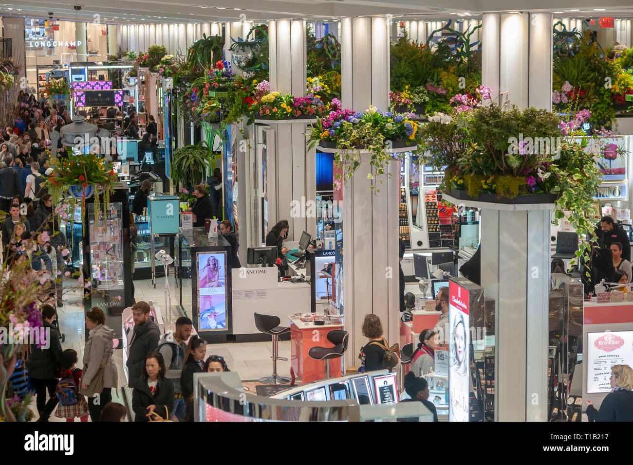 New York, Stati Uniti d'America. 24 mar 2019. Reparto cosmetico in Macy's in Herald Square a New York durante il quarantacinquesimo annuale di Macy's Flower Show, sull'apertura del giorno di Domenica, 24 marzo 2019. I visitatori accorrono per quest'anno, dato un titolo extraterrestre e il tema 'viaggio a Paradisios', per godere di oltre 5000 fiori in mostra orticola evocando un sci-fi viaggio nello spazio esterno. Lo spettacolo viene eseguito fino al 7 aprile. (© Richard B. Levine) Credito: Richard Levine/Alamy Live News Foto Stock