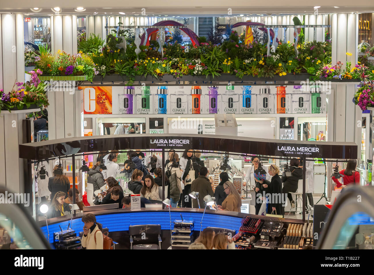 New York, Stati Uniti d'America. 24 mar 2019. Reparto cosmetico in Macy's in Herald Square a New York durante il quarantacinquesimo annuale di Macy's Flower Show, sull'apertura del giorno di Domenica, 24 marzo 2019. I visitatori accorrono per quest'anno, dato un titolo extraterrestre e il tema 'viaggio a Paradisios', per godere di oltre 5000 fiori in mostra orticola evocando un sci-fi viaggio nello spazio esterno. Lo spettacolo viene eseguito fino al 7 aprile. (© Richard B. Levine) Credito: Richard Levine/Alamy Live News Foto Stock