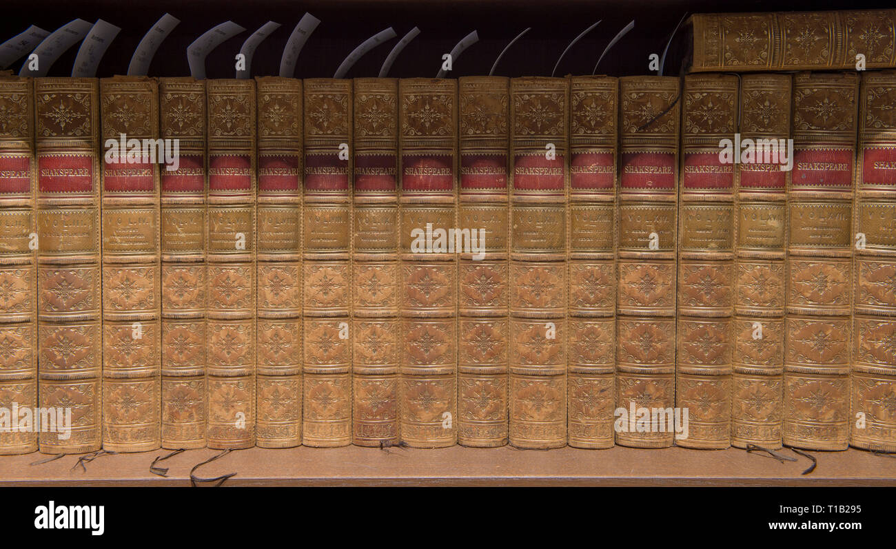 Bonhams Knightsbridge, Londra, Regno Unito. 25 marzo, 2019. Bonhams ottimi libri, manoscritti, atlanti e fotografie storiche vendita anteprima. Rara prima edizione di libri sarà in vendita a Londra il 27 marzo 2019. Credito: Malcolm Park/Alamy Live News. Foto Stock