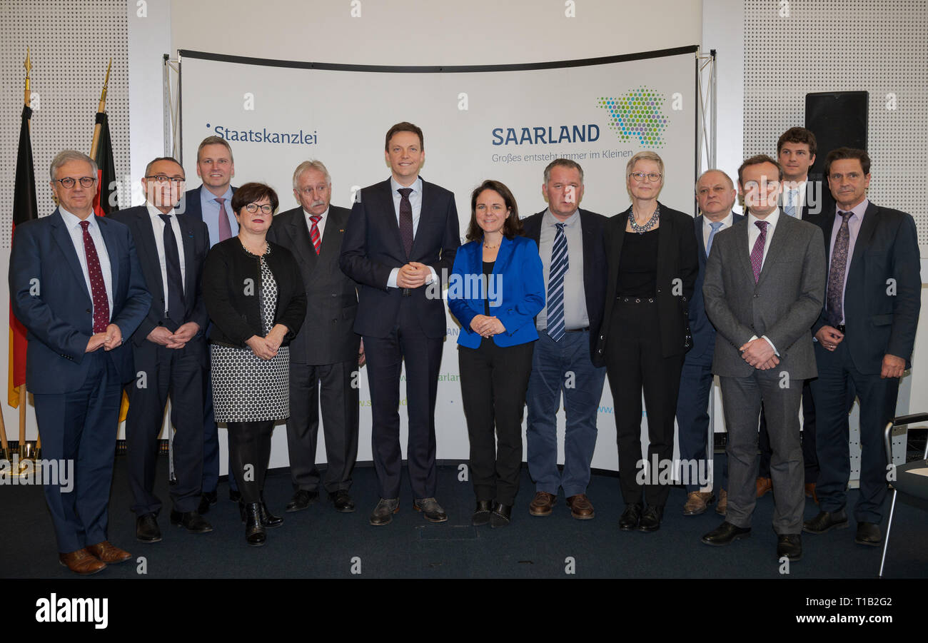 Il 25 marzo 2019, Saarland, Saarbrücken: Gilbert Schuh (l-r), Dipartimento de la Moselle, Claude Wallendorf, vicepresidente del dipartimento delle Ardenne, Peter Strobel (CDU), il ministro delle Finanze e Europa del Saarland, Nicole Muller-Becker, Vicepresidente Grand Est, Werner Schreiner, Rappresentante del Ministro Presidente della Renania Palatinato per la cooperazione transfrontaliera, Tobias Hans (CDU), il Ministro Presidente del Saarland, Corinne Cahen, Ministro per la grande regione in Lussemburgo, Stéphane Perrin, vicepresidente del dipartimento della Mosa, Valérie Beausert-Leick, vicepresidente della Meurthe-e Foto Stock