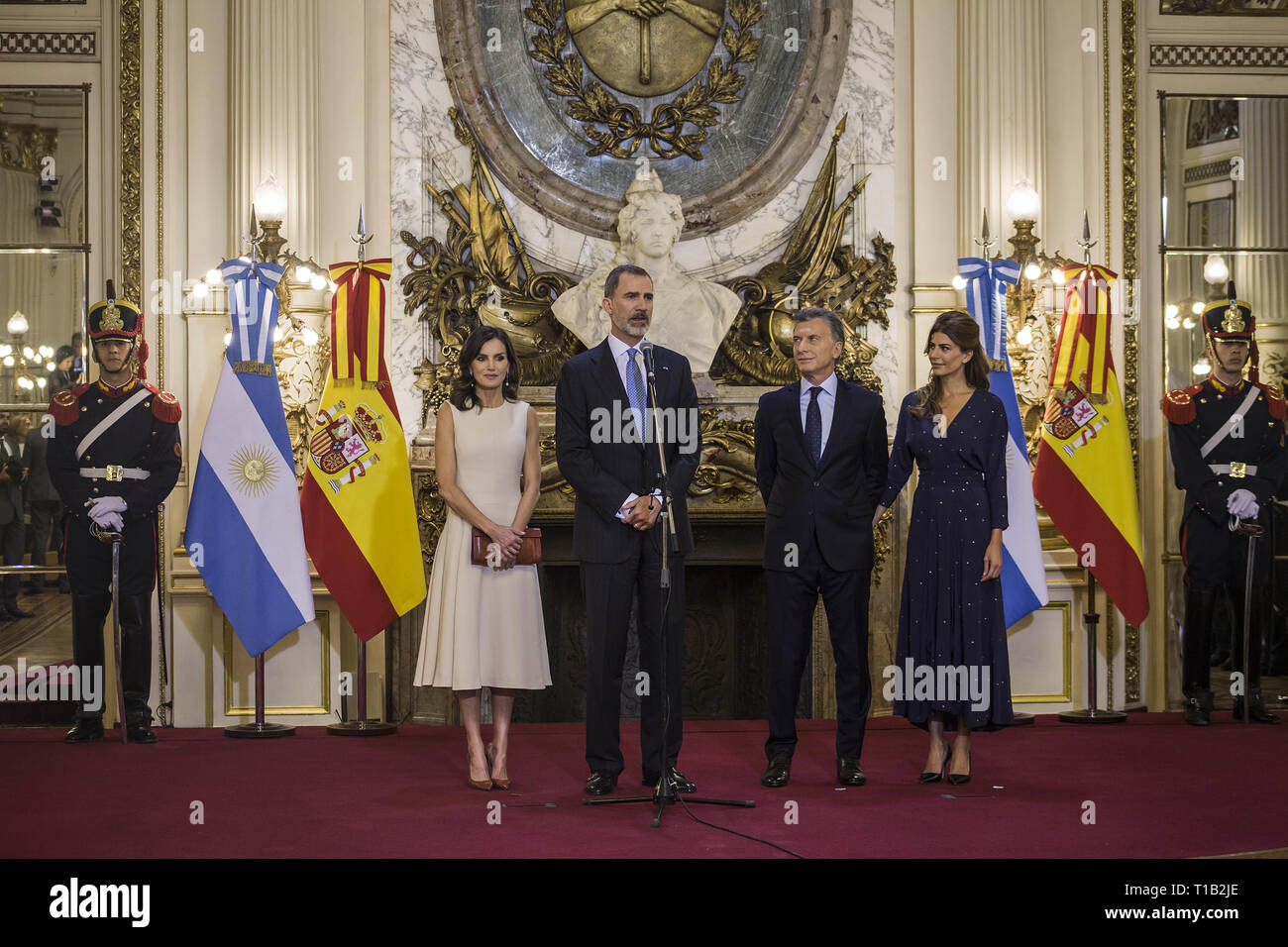 Buenos Aires, capitale federale, Argentina. 25 Mar, 2019. Il re e la regina di Spagna, Felipe VI e Letizia Ortiz, arrivati nella notte del 24 marzo in Buenos Aires come parte della visita di Stato in Argentina.come previsto, le attività ufficiali dei sovrani iniziata lunedì, 25 marzo con un voluminoso agenda delle attività.il mattino, un incontro presso la Casa Rosada con il Presidente Mauricio Macri e la First Lady, Juliana Awada.re sono arrivati presso la sede del governo del paese dove hanno ricevuto onori con la guardia militare. Dopo aver tenuto la fotografia ufficiale nella Sala Bianca, Macri e Felipe VI Foto Stock