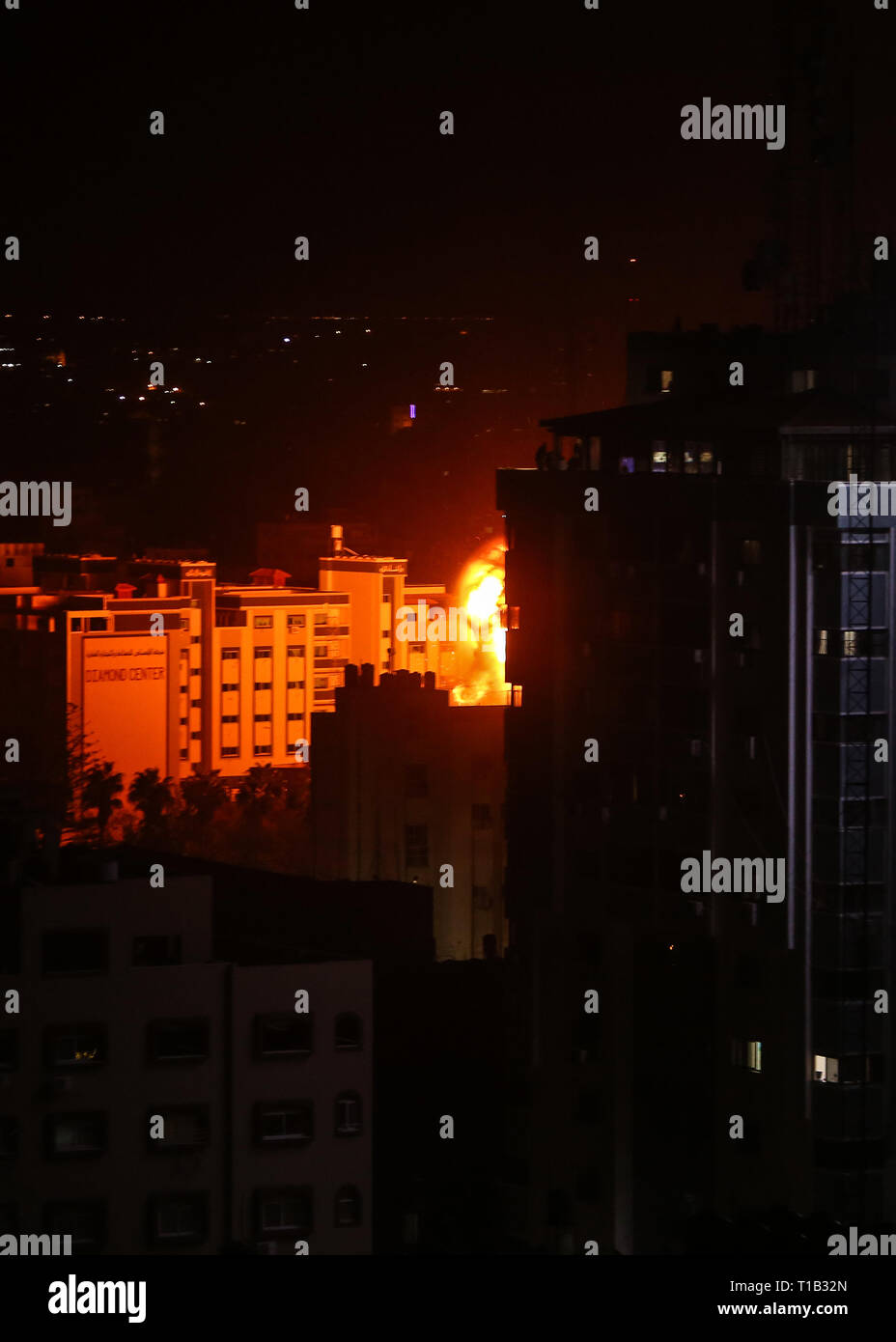 (190325) -- GAZA CITY, 25 marzo 2019 (Xinhua) -- Foto scattata il 25 marzo 2019 mostra di fiamme e fumo edifici di cui sopra a seguito di un attacco aereo israeliano a Gaza City. Aeroplani militari israeliani hanno attaccato il lunedì sera impieghi militari e le strutture che appartengono a gruppi militanti nella Striscia di Gaza in risposta al precedente attacco a razzo in Israele. (Xinhua/Stringer) Foto Stock