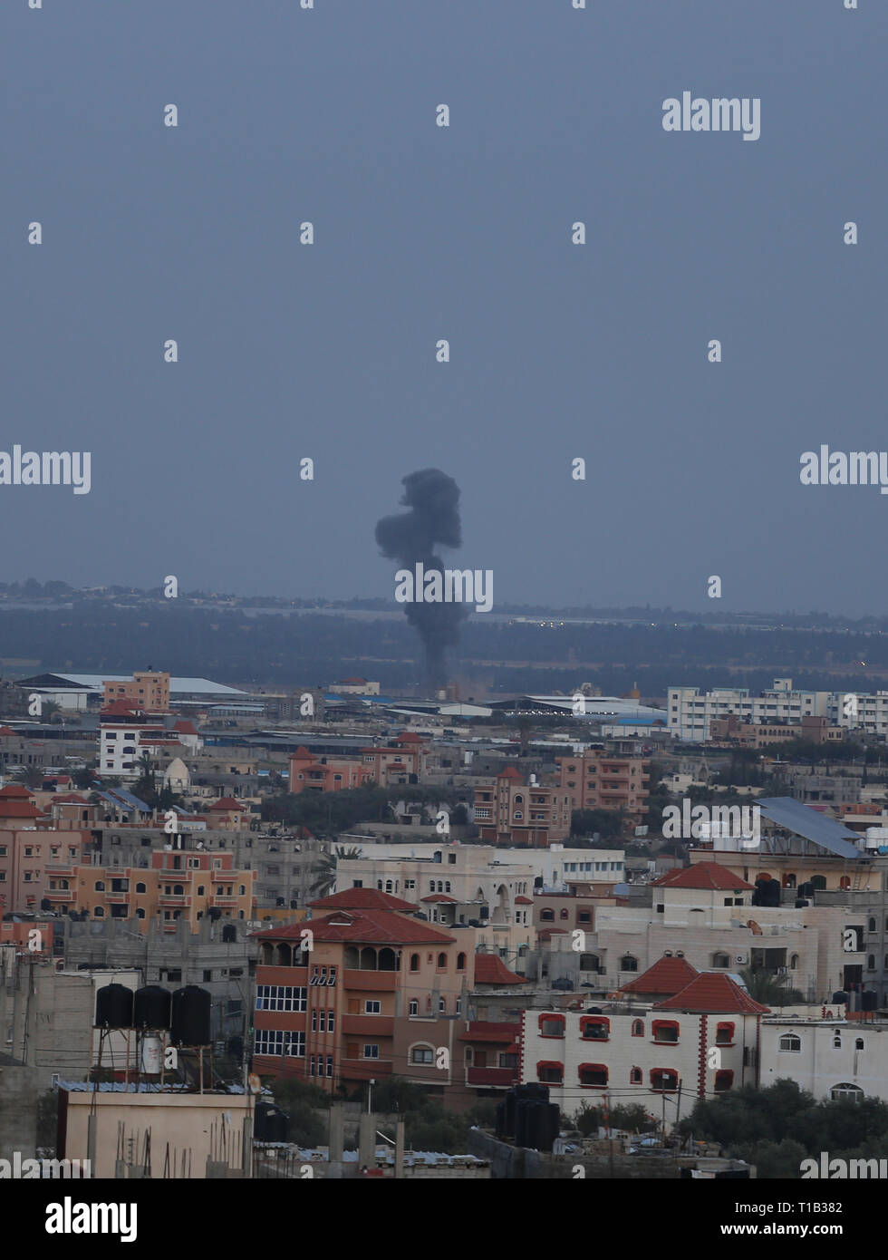 (190325) -- RAFAH, Marzo 25, 2019 (Xinhua) -- Il fumo aumenta a seguito di un attacco aereo israeliano a Rafah, sud della striscia di Gaza, il 25 marzo 2019. Aeroplani militari israeliani hanno attaccato il lunedì sera impieghi militari e le strutture che appartengono a gruppi militanti nella Striscia di Gaza in risposta al precedente attacco a razzo in Israele. (Xinhua/Khaled Omar) Foto Stock