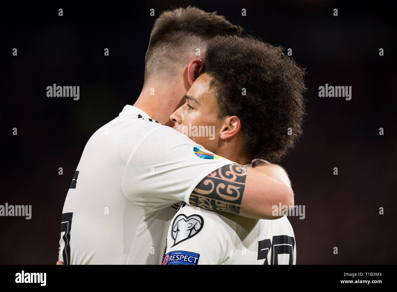 Niklas SUELE (sinistra, svºle, GER) cheers con portiere Leroy SANE (GER) oltre l'obiettivo di renderlo 1-0 per la Germania, giubilo, tifo, tifo, gioia, entusiasmo, celebrare, goaljubel, busto, abbraccio, avvolgente, abbraccio, gesto gesto, Soccer Match Laender, Campionato Europeo di qualificazione, gruppo C, Paesi Bassi (NED) - Germania (GER) 2: 3, su 24.03.2019 a Johan Cruyff Arena di Amsterdam/Paesi Bassi. ## DFB/regolamenti UEFA vietare qualsiasi uso di fotografie come sequenze di immagini e/o quasi-video ## € | Utilizzo di tutto il mondo Foto Stock