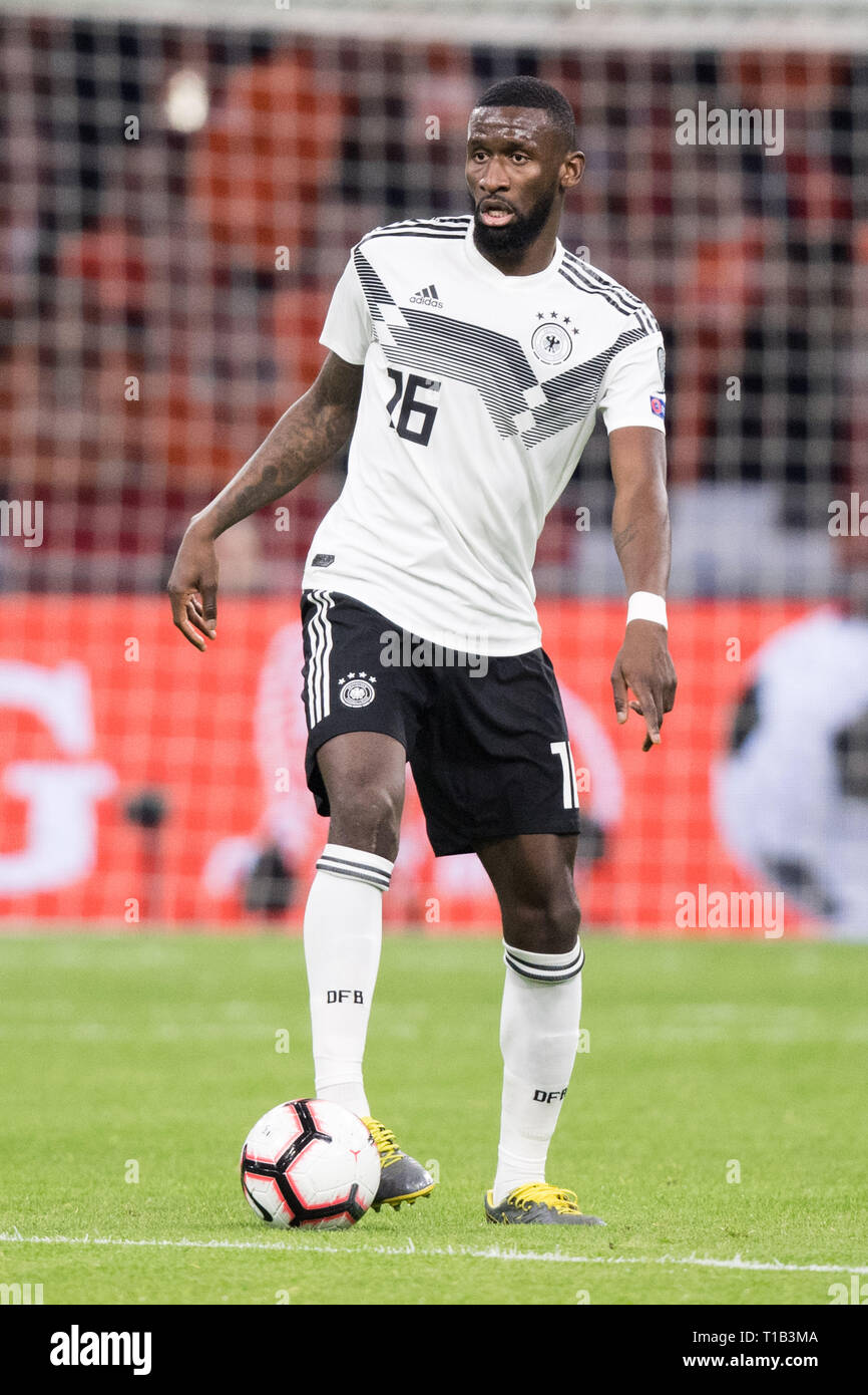 Antonio RUEDIGER (Rv °diger, GER) con sfera, singole con sfera, azione a figura intera, verticale, Soccer Match Laender, Campionato Europeo di qualificazione, gruppo C, Paesi Bassi (NED) - Germania (GER) 2: 3, Mar 24, 2014 in Johan Cruyff Arena di Amsterdam/Paesi Bassi. ## DFB/regolamenti UEFA vietare qualsiasi uso di fotografie come sequenze di immagini e/o quasi-video ## € | Utilizzo di tutto il mondo Foto Stock