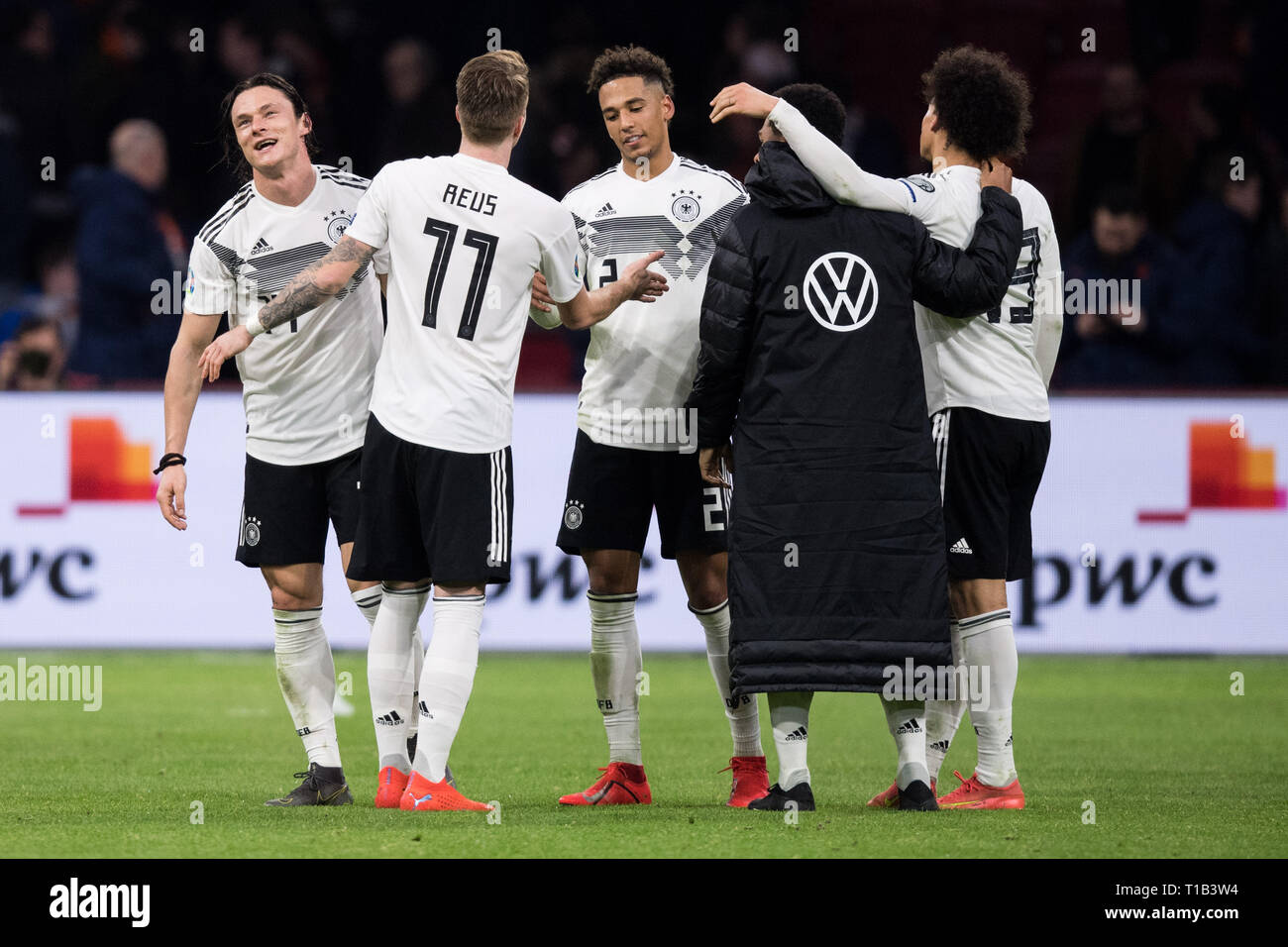 I giocatori tedeschi il tifo per la vittoria, a sinistra per rightn.r. Nico SCHULZ (GER), Marco REUS (GER), Thilo KEHRER (GER), Serge GNABRY (GER), Leroy SANE (GER), giubilo, tifo, tifo, gioia, entusiasmo, celebrare, finale di giubilo, figura intera, formato orizzontale, Soccer Laenderspiel, Campionato Europeo di qualificazione, gruppo C, Paesi Bassi (NED) - Germania (GER) 2: 3, su 24.03.2019 in Johan Cruyff Arena di Amsterdam/Paesi Bassi. ## DFB/regolamenti UEFA vietare qualsiasi uso di fotografie come sequenze di immagini e/o quasi-video ## € | Utilizzo di tutto il mondo Foto Stock