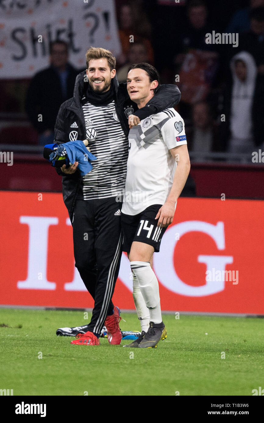 I giocatori tedeschi il portiere Kevin TRAPP (sinistra, GER) e Nico SCHULZ (GER) allietare circa la vittoria, giubilo, tifo, tifo, gioia, entusiasmo, celebrare, finale di giubilo, figura intera, formato ritratto Laenderspiel calcio, EM-qualifica, gruppo C, Paesi Bassi (NED) - Germania (GER) 2: 3, su 24.03.2019 a Johan Cruyff Arena di Amsterdam/Paesi Bassi. ## DFB/regolamenti UEFA vietare qualsiasi uso di fotografie come sequenze di immagini e/o quasi-video ## € | Utilizzo di tutto il mondo Foto Stock