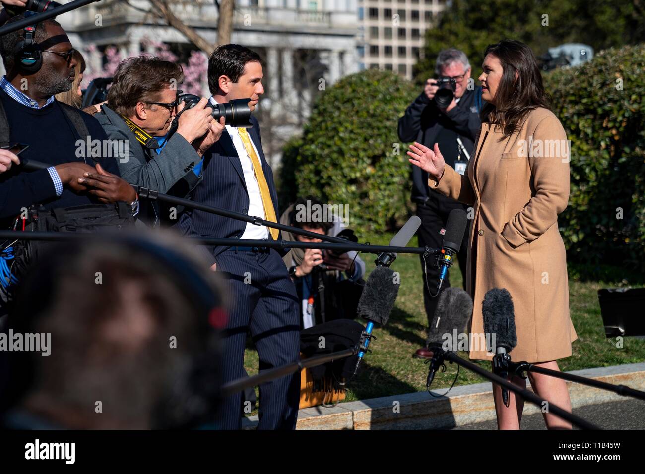 Washington, Stati Uniti d'America. 25 Mar, 2019. Segretario stampa della Casa Bianca Sarah Huckabee Sanders parla con i giornalisti lunedì mattina sul viale di accesso al di fuori dell'ala ovest ingresso alla Casa Bianca Marzo 25, 2019 a Washington, DC Sanders che raramente parla ai media è andato in attacco nella scia del consulente speciale risultati che non vi era alcuna collusione tra la campagna di briscola e il Cremlino. Credito: Planetpix/Alamy Live News Foto Stock