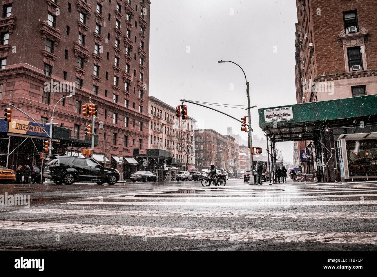 New York City dal livello della strada in inverno. Foto Stock