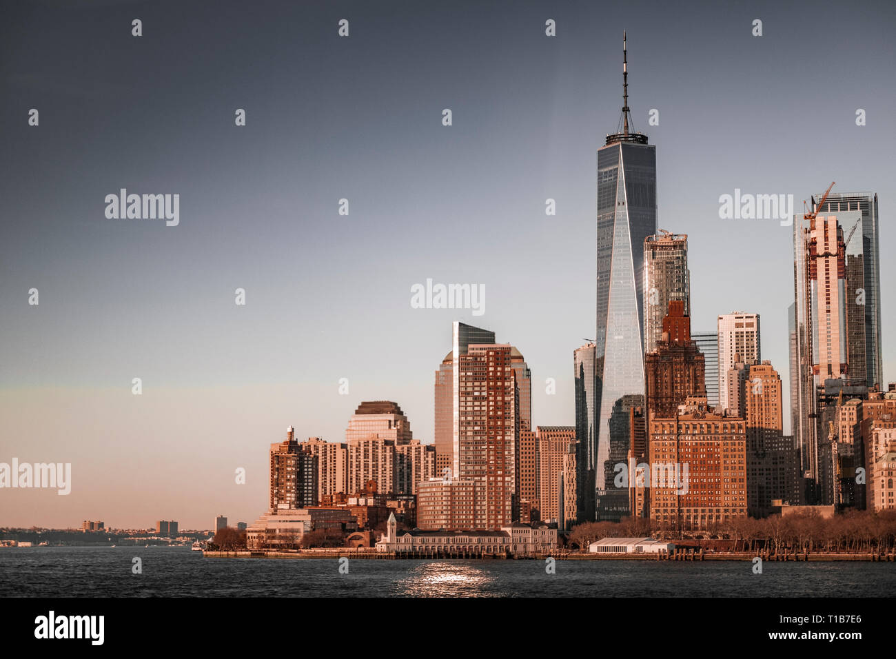 One World Trade Center come appare dall'acqua. Foto Stock