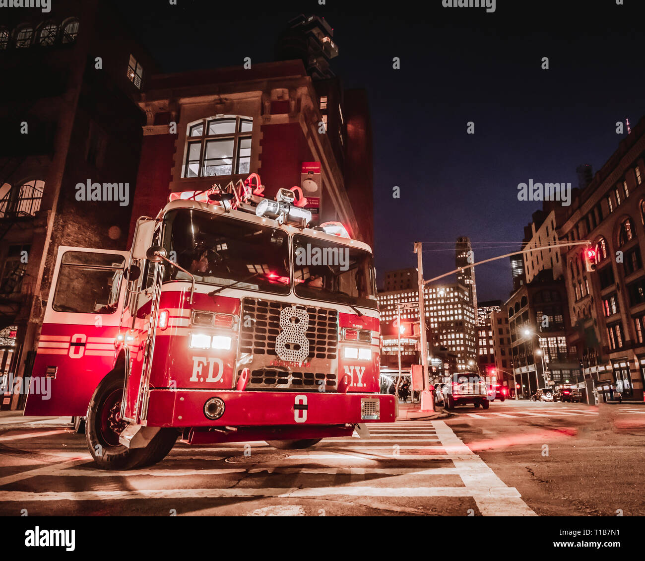 La Scaletta 8 Fire house con un camion dei pompieri ottenere pronto a lasciare. Foto Stock