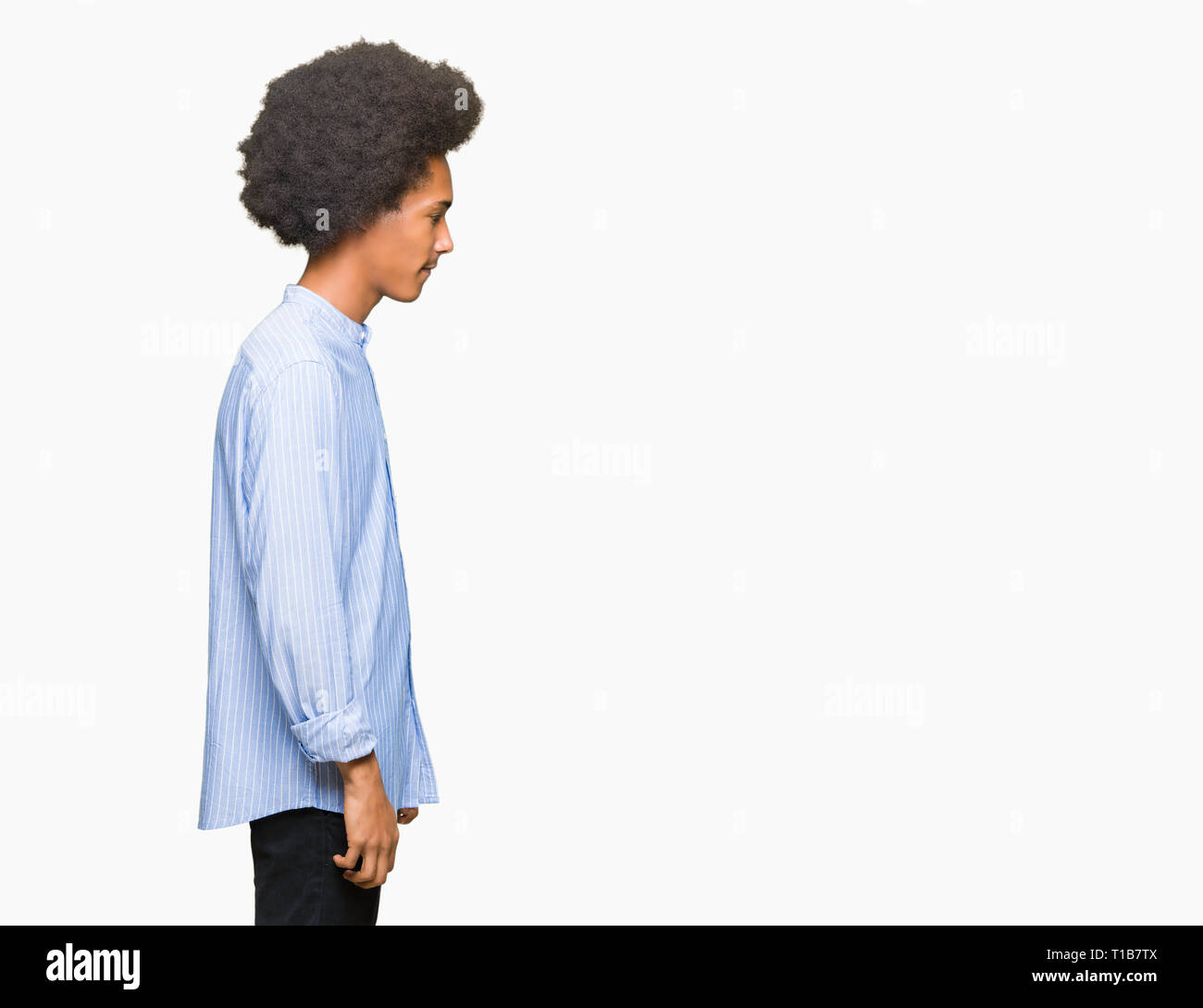 Giovane americano africano uomo con capelli afro cercando di lato, profilo relax posano con faccia naturale con sorriso sicuro. Foto Stock