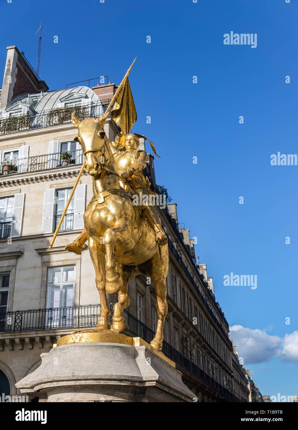 Statua di Giovanna d'arco sulla Place des Pyramides a Parigi Foto Stock