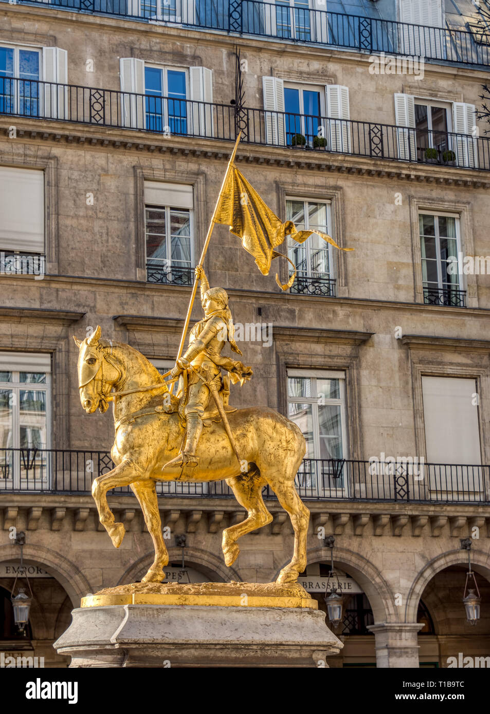 Statua di Giovanna d'arco sulla Place des Pyramides a Parigi Foto Stock