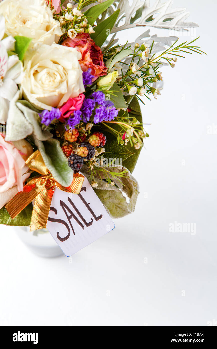 Foto di romantico bouquet di rose rosa, gigli, foglie verdi con una cartolina Foto Stock